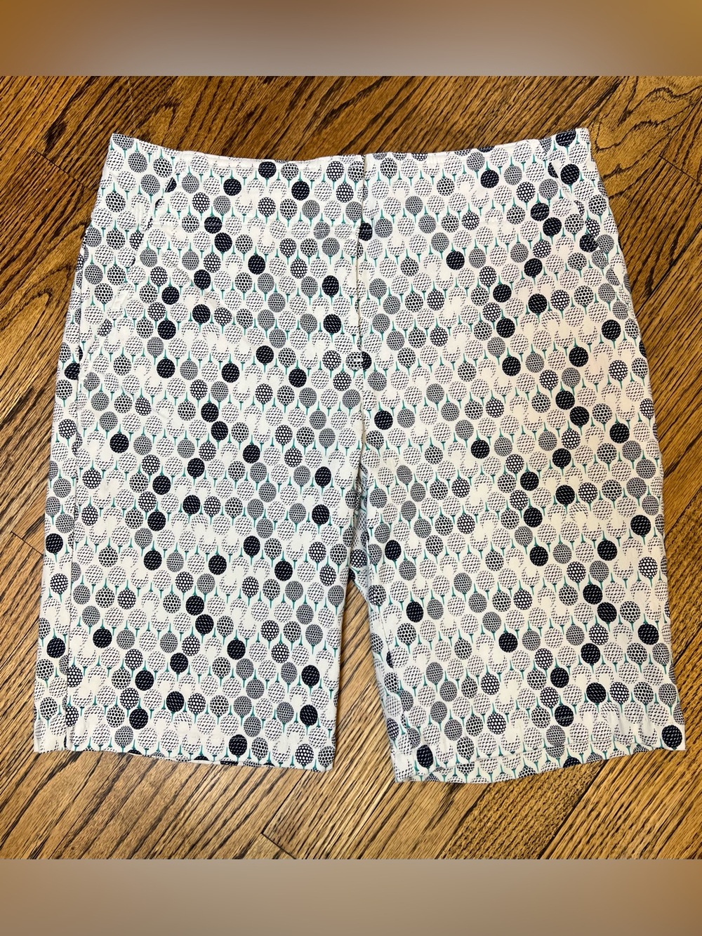 IZOD Golf Womens Size 6 Long Bermuda Performance Shorts Stretch Tee Pattern